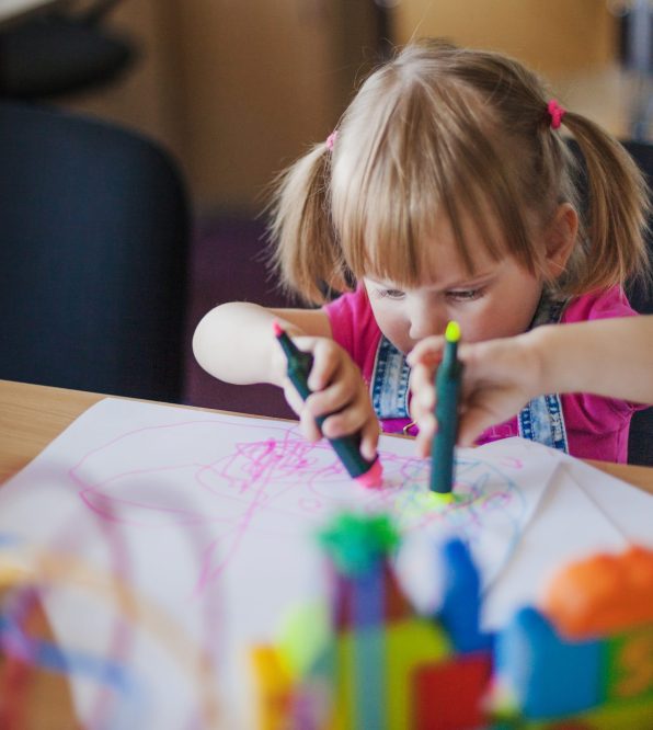 little-girl-drawing-with-marker-pens